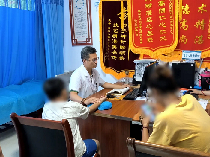 图：贾荣军主任在基层乡镇医院坐诊