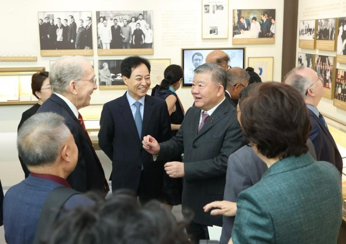 ▲与会中外嘉宾共同参观院史馆