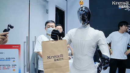 图注：KAI Bot 精细抓取并为观众递送礼物，动作拟人