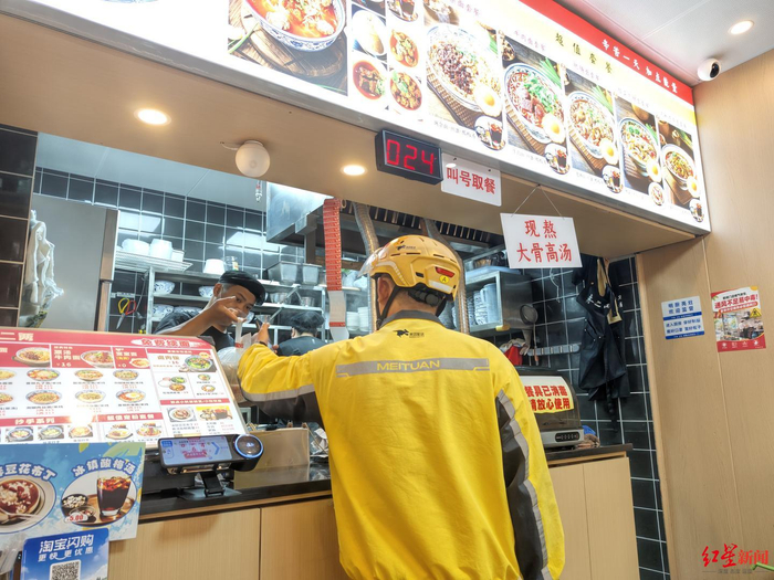 ▲外卖员正在面馆取餐