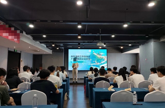 培训班讲师拆解胖东来企业文化。（图/培训机构微信公众号）