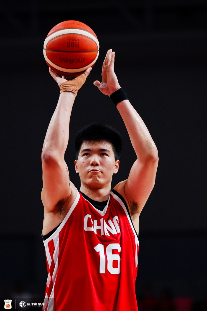 兢兢业业！焦泊乔3中2拿下6分6板1断 下半场与对手冲突