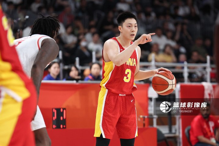你得找回状态啊！胡明轩三分5中1 得到5分1篮板1助攻