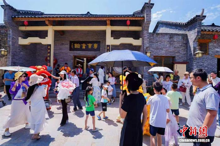 图为白沙古镇变成热门打卡地。印记白沙供图