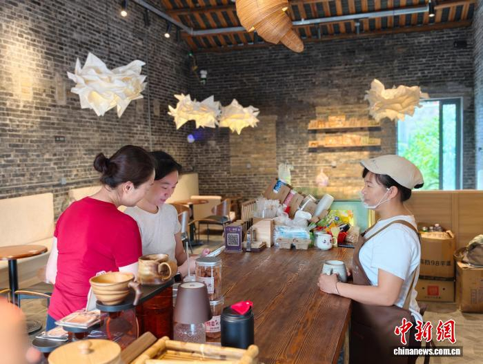 图为“70后”蔡柳香从村民变成白沙古镇咖啡店“主理人”。林馨 摄