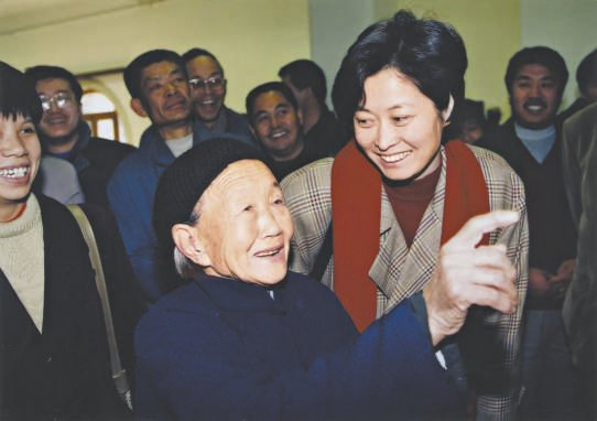 敬一丹和焦波母亲合影。 焦波 摄