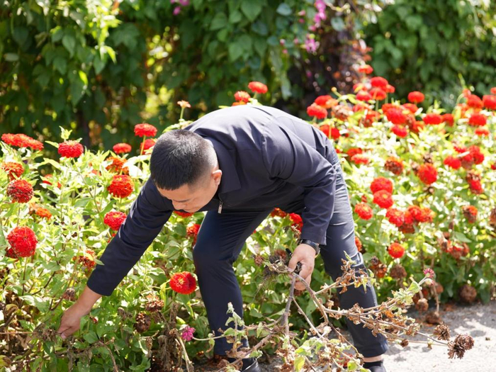 张亚峰看来，爱护村容村貌就是自己的家务事，举手之劳。德惠市委宣传部供图
