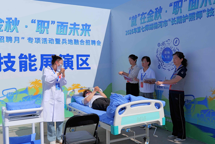 图为招聘会现场。解雨帆 摄