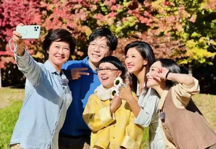 敬一丹与金龟子合照（图源：金龟子个人账号）