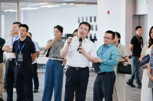 图二:华贸集团联席总裁、集团党委书记、苏州分公司总经理王洪轮介绍华贸中心项目