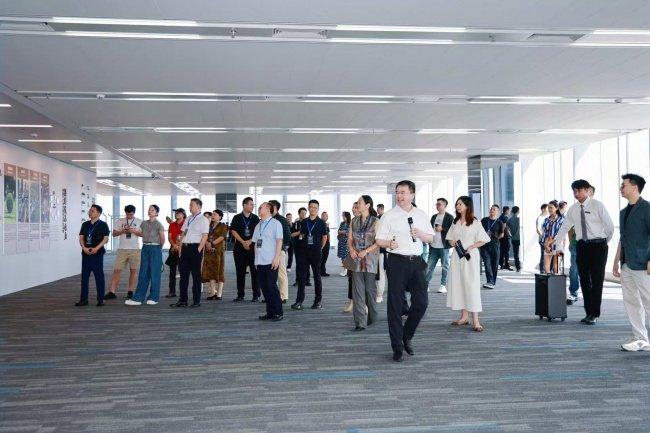 图一:华贸集团联席总裁、集团党委书记、苏州分公司总经理王洪轮带队参观苏州华贸中心写字楼