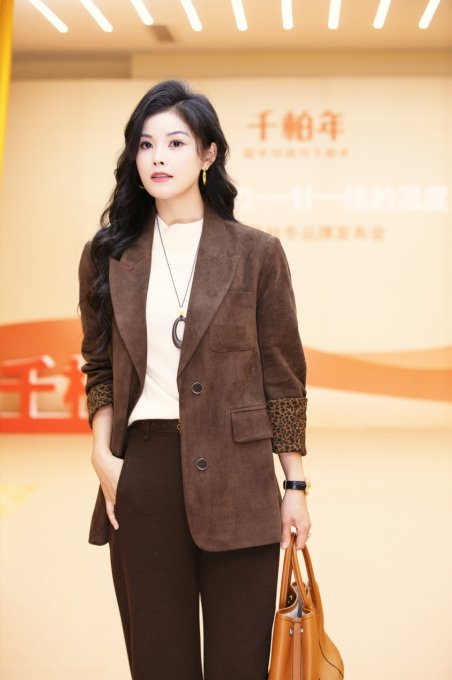 ▲ 棕色西装外套,豹纹翻边袖口是设计亮点,精致又不失干练