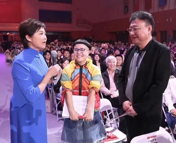 敬一丹在中传校庆时曾采访金龟子及其丈夫王宁（图源：金龟子）