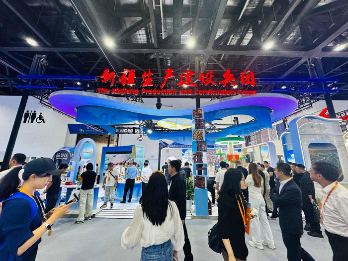 兵团展馆位于首钢国际会展中心4号馆1层，兵团组团携34家企业70余种产品亮相2026年服贸会。李萍 摄