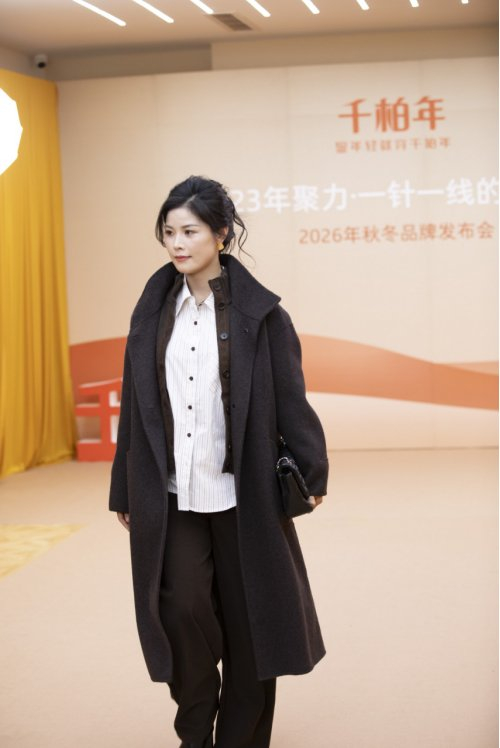 ▲ 主播身着深灰大衣从容走秀,传递"我穿也好看"的确定感