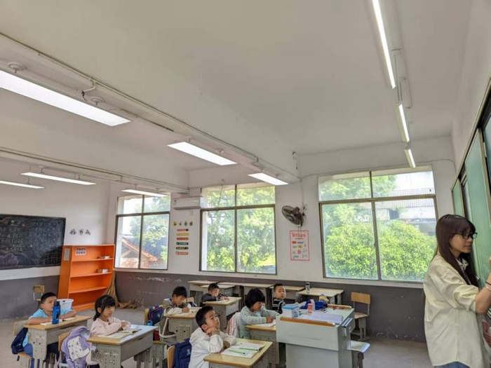 图3孩子们用上了明亮护眼的教室灯与黑板灯