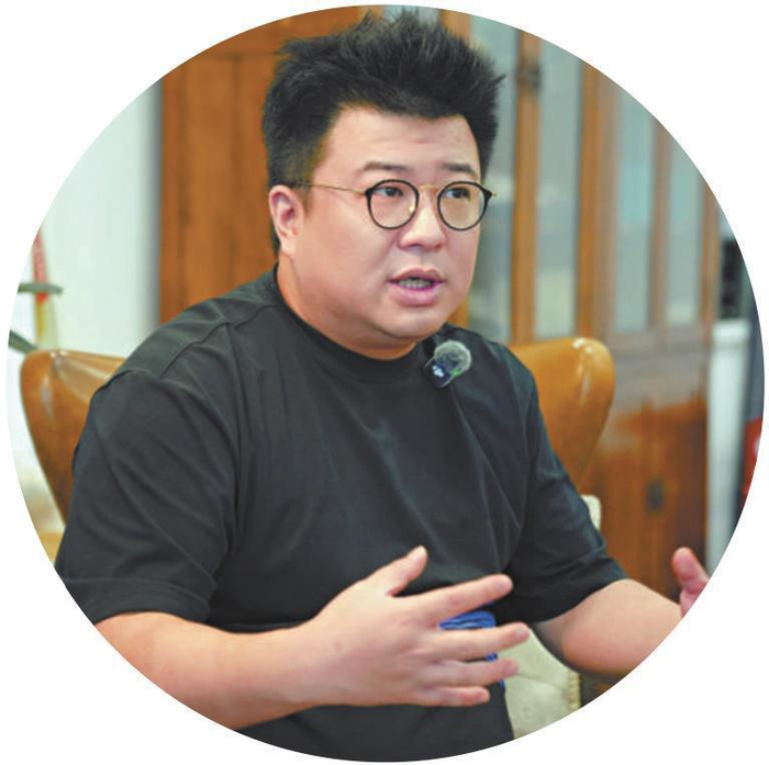         导演李昂。