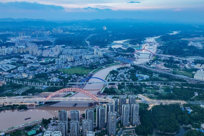8月19日拍摄的广西钦州市区和流经此处的平陆运河（无人机照片）。新华社记者 曹祎铭 摄