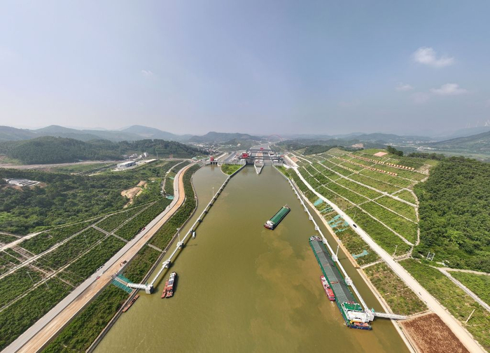 8月12日，试验船舶驶向平陆运河马道枢纽（无人机照片）。新华社记者 周华 摄