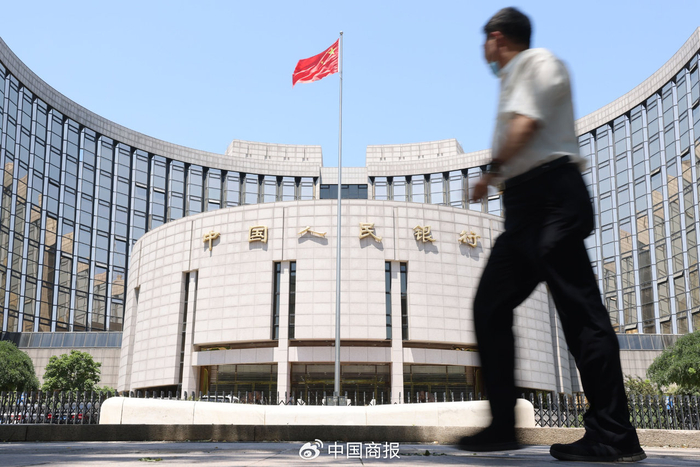 市民从中国人民银行前经过。（资料图，图片由CNSPHOTO提供）