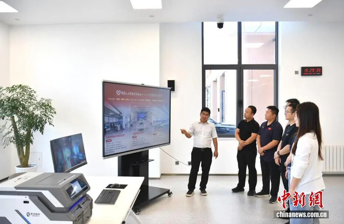 图为工作人员正在进行实训教学。