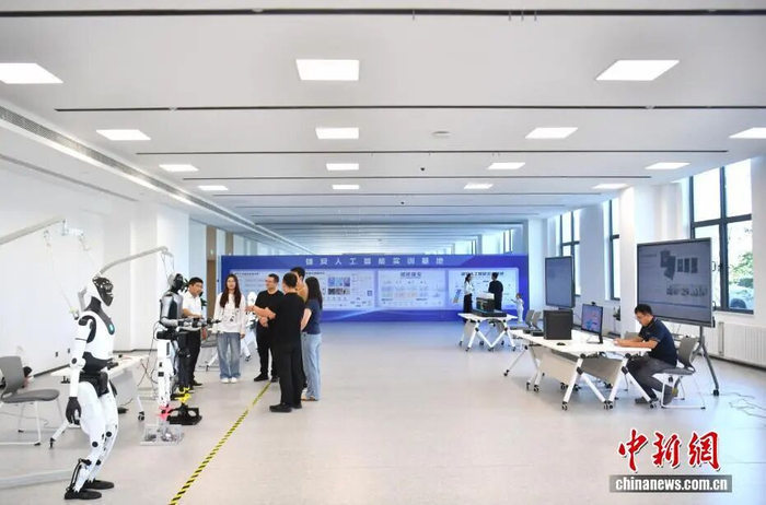 图为工作人员正在进行技术演示。