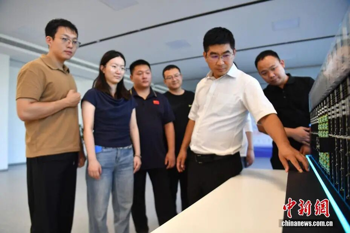 图为工作人员正在进行技术演示。