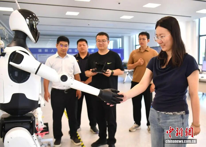 图为工作人员正在进行技术演示。