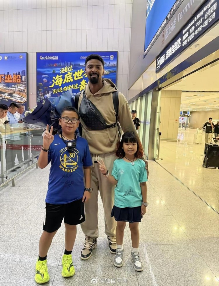 继续合作！记者：青岛男篮的两大外援米奇和韦瑟斯庞都已回到青岛