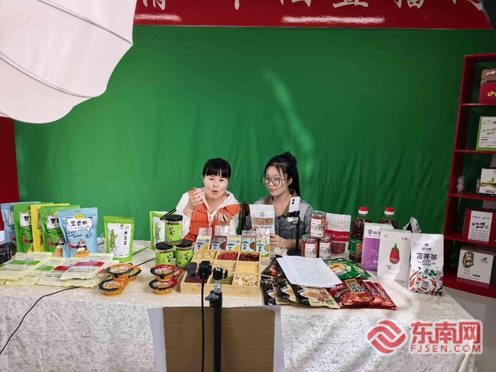 闽宁两地主播在直播间共同直播。