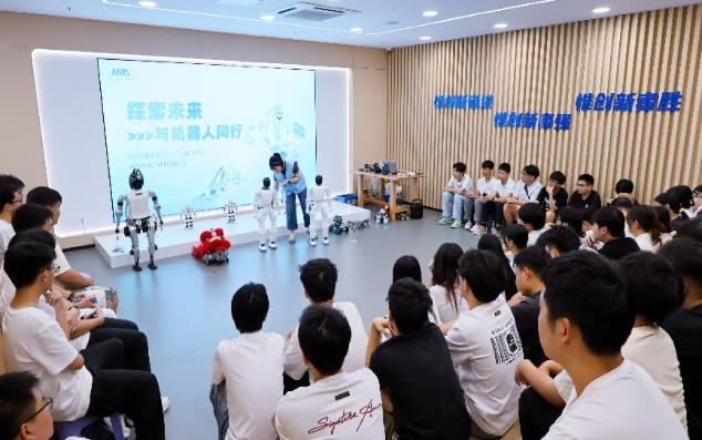图5.广西工大机器人探索中心研学