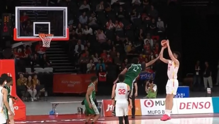 打出信心来了！余嘉豪面筐突破撤步中投被犯规 两罚皆命中！