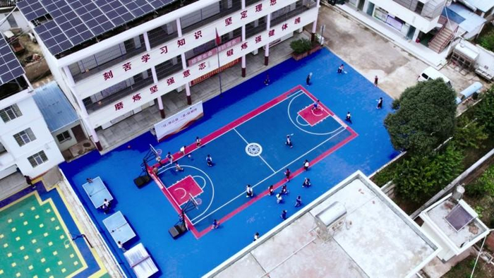 图：牟定县腊湾民族小学的“新操场”
