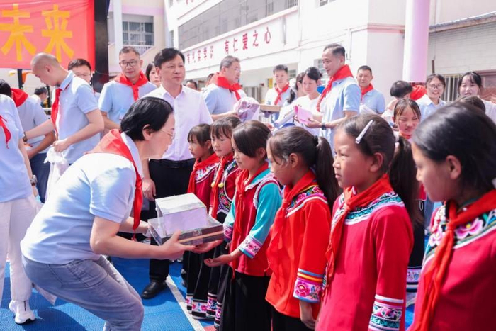 图：孩子们认领自己的礼物