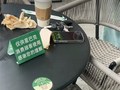 星巴克锁住部分门外桌椅造吐槽 涉事门店：有老人长期占座 无奈之举