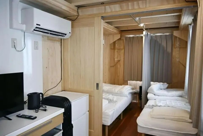 集装箱房屋内景，左右两张床。新华社