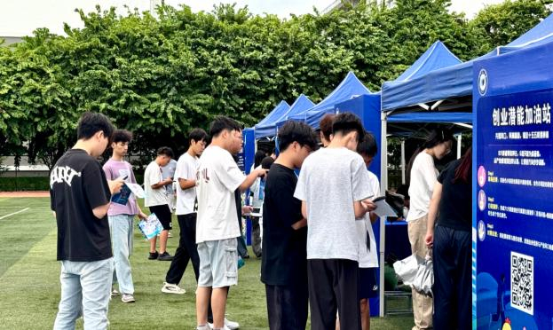 图2.同学们在“创业潜能加油站”站点体验