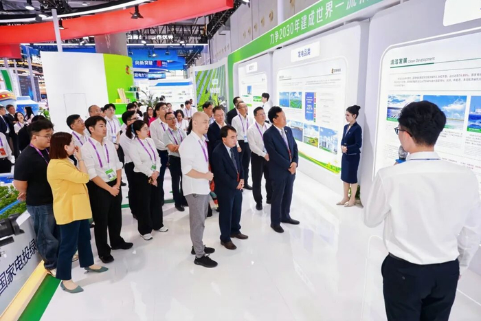 图 | 缅甸、老挝、越南三国能源行业嘉宾观看国家电投集团绿色氢基能源产业展板