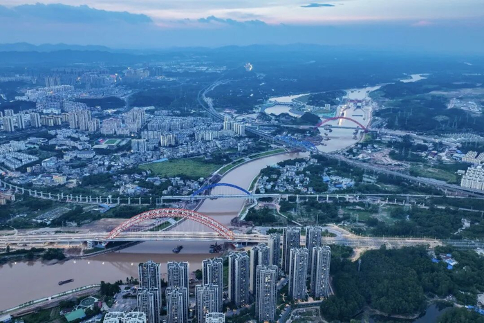 //8月19日拍摄的广西钦州市区和流经此处的平陆运河（新华社记者 曹祎铭 摄）