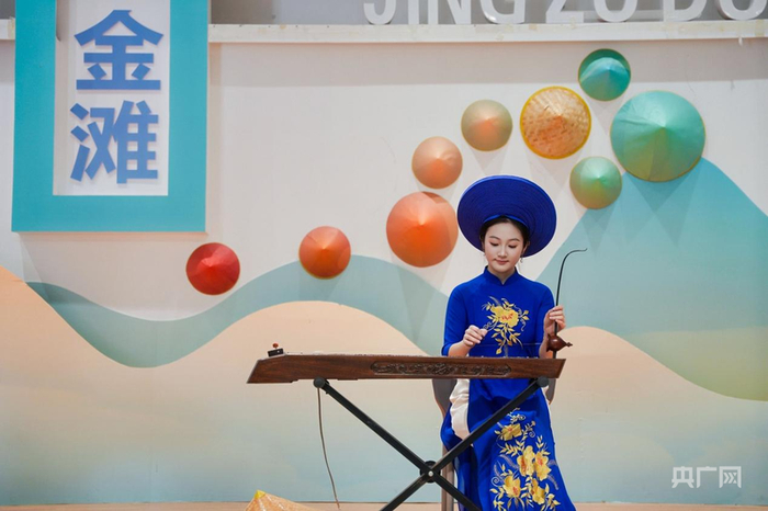 京族独弦琴表演给游客留下深刻印象（央广网记者 郑芷南 摄）