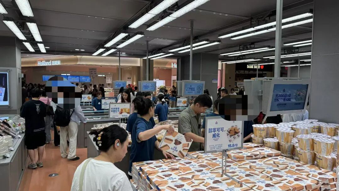 顾客在挑选商品。图源：联商网