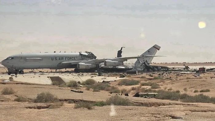 照片显示一架飞机在沙特阿拉伯苏丹王子空军基地遭到伊朗空袭后受损（美国哥伦比亚广播公司新闻部网站）