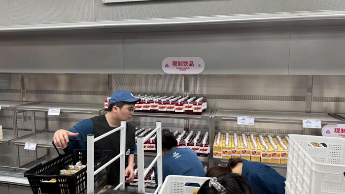 店员在进行补货。图源：联商网