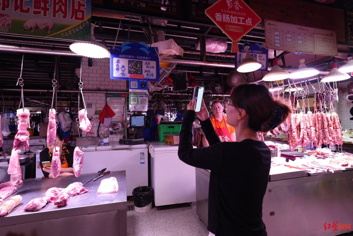 ▲成都市深入开展“在成都，放心吃”食品安全守护专项行动，在多个市场开启猪肉“一码通”数字化溯源