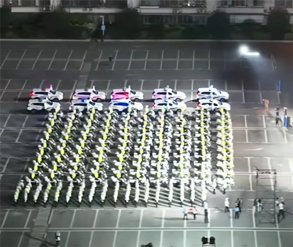 对此，长沙市公安局交通管理支队相关负责人表示，网传截图中的“称重”“对时速高于25码的电动车进行查处”等均为不实信息。