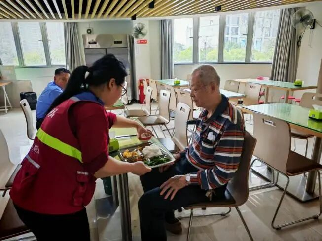长者到石冲社区邻里饭堂就餐