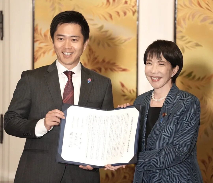·当地时间2025年10月20日，吉村与高市签订两党合作联盟意向书。（吉村社媒账号）