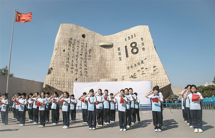 图为近日，学生们在位于辽宁沈阳的“九·一八”历史博物馆前，缅怀革命先烈，传承伟大抗战精神。图片来源：视觉中国
