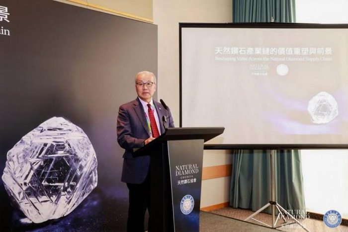 配图：香港钻石总会创会会长马墉宜先生发表开幕致辞