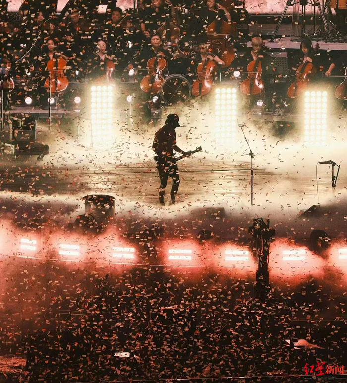 ▲赵雷在鸟巢的演出 图据小酒馆